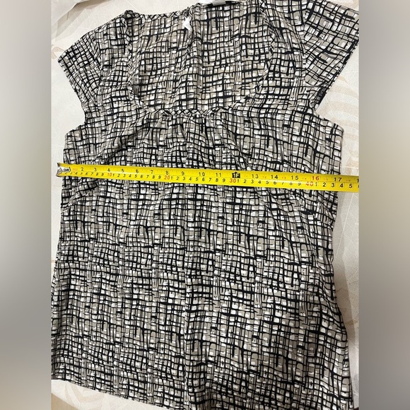 Monochrome Grid Pattern Blouse - Picture 6 of 7